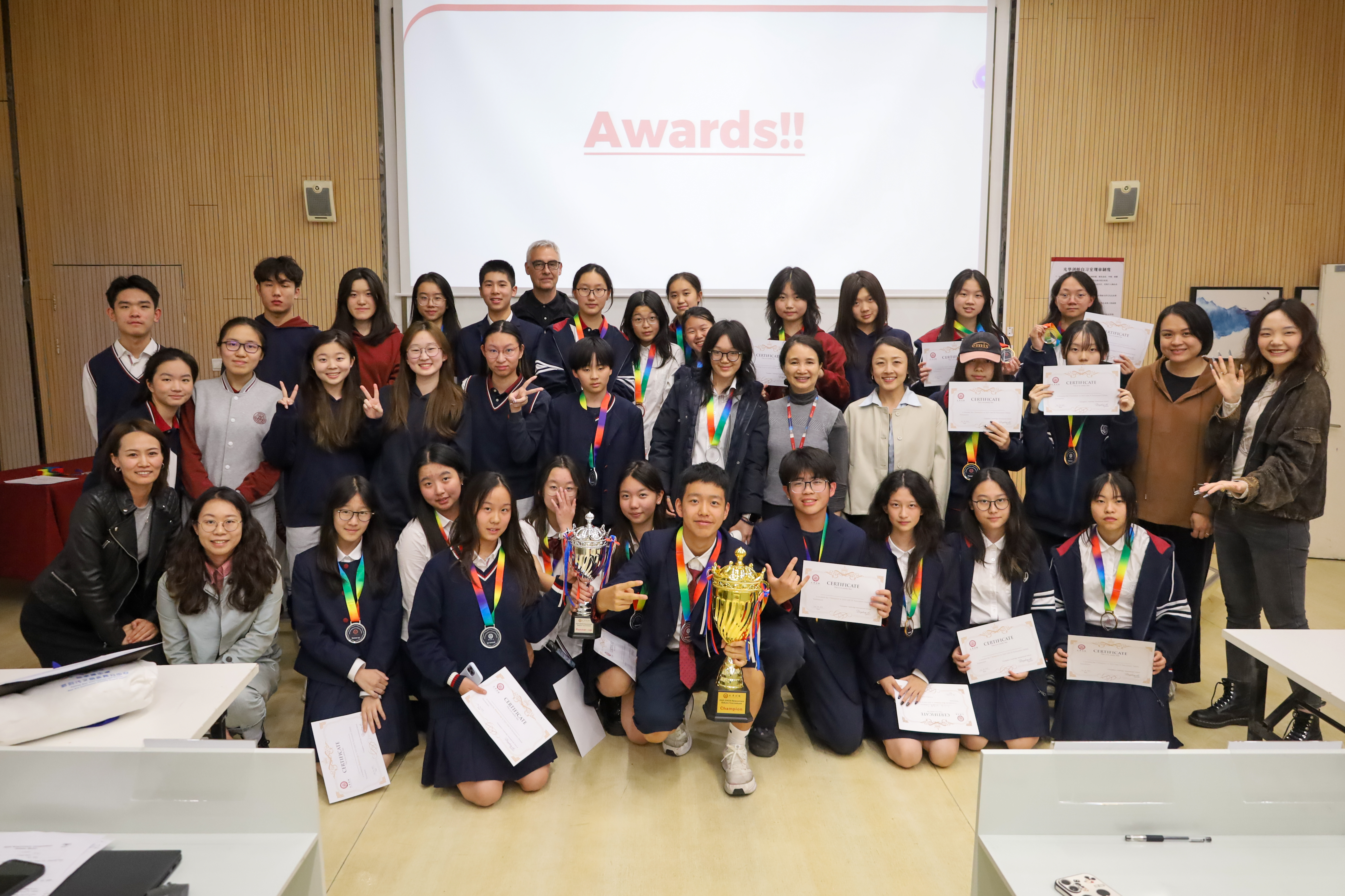 唇枪舌剑现锋芒，智慧交锋溅火花！ | 2025光华剑桥新生英语辩论赛